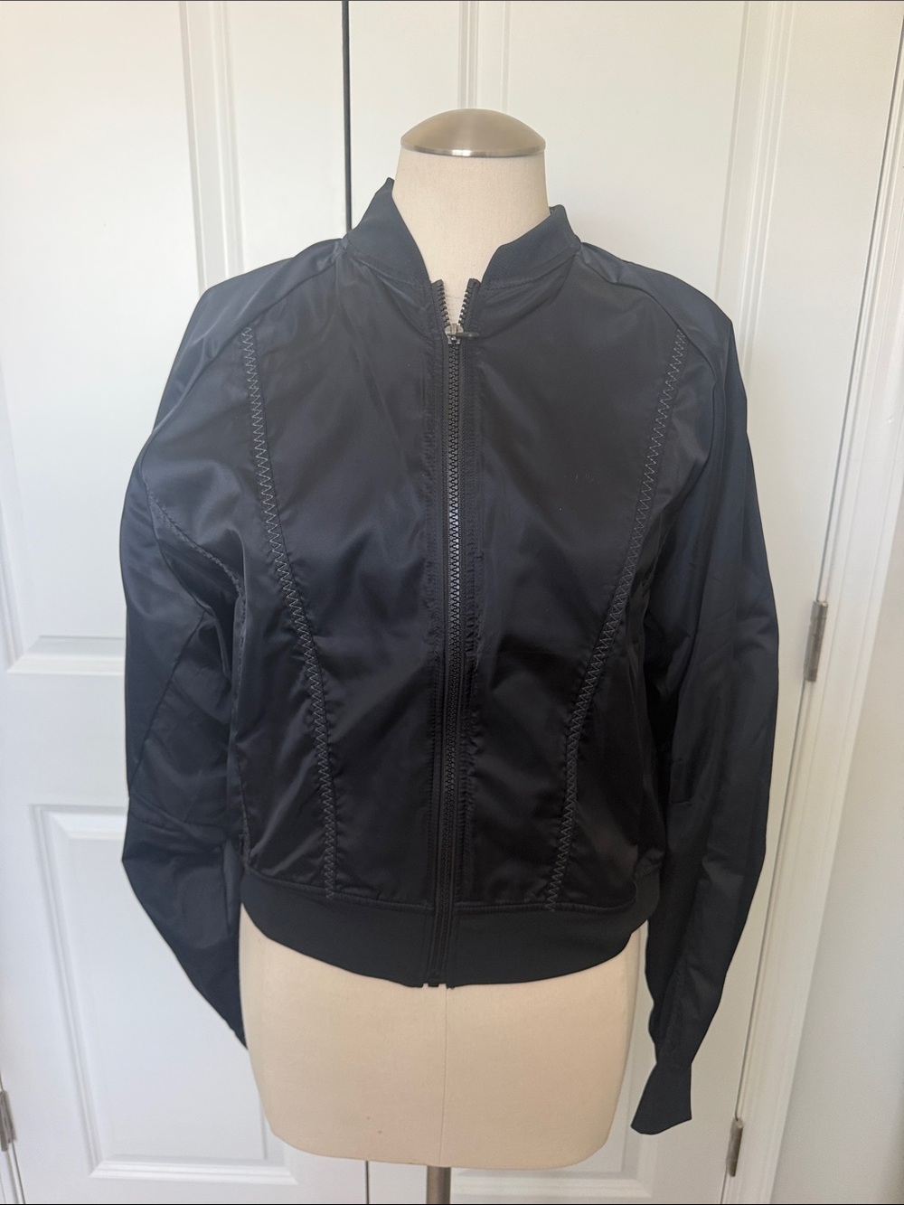 Fabletics Black Women's Bomber Jacket - Classic Lightweight zip-up